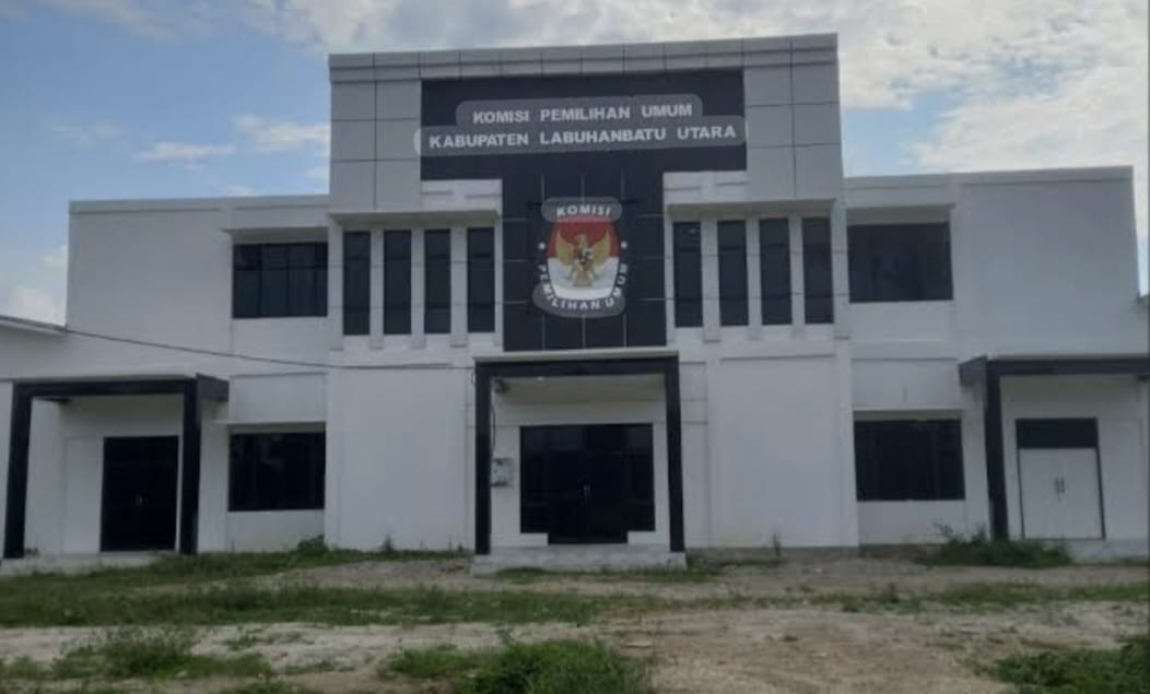 KANTOR KPUD LABURA : Yang Beralamat Di Jalan Utama Wonosari Lk.IV. Aek kanopan Kualuh hulu Labuhanbatu Utara. (ASRI TARIGAN/SUMUT POS)