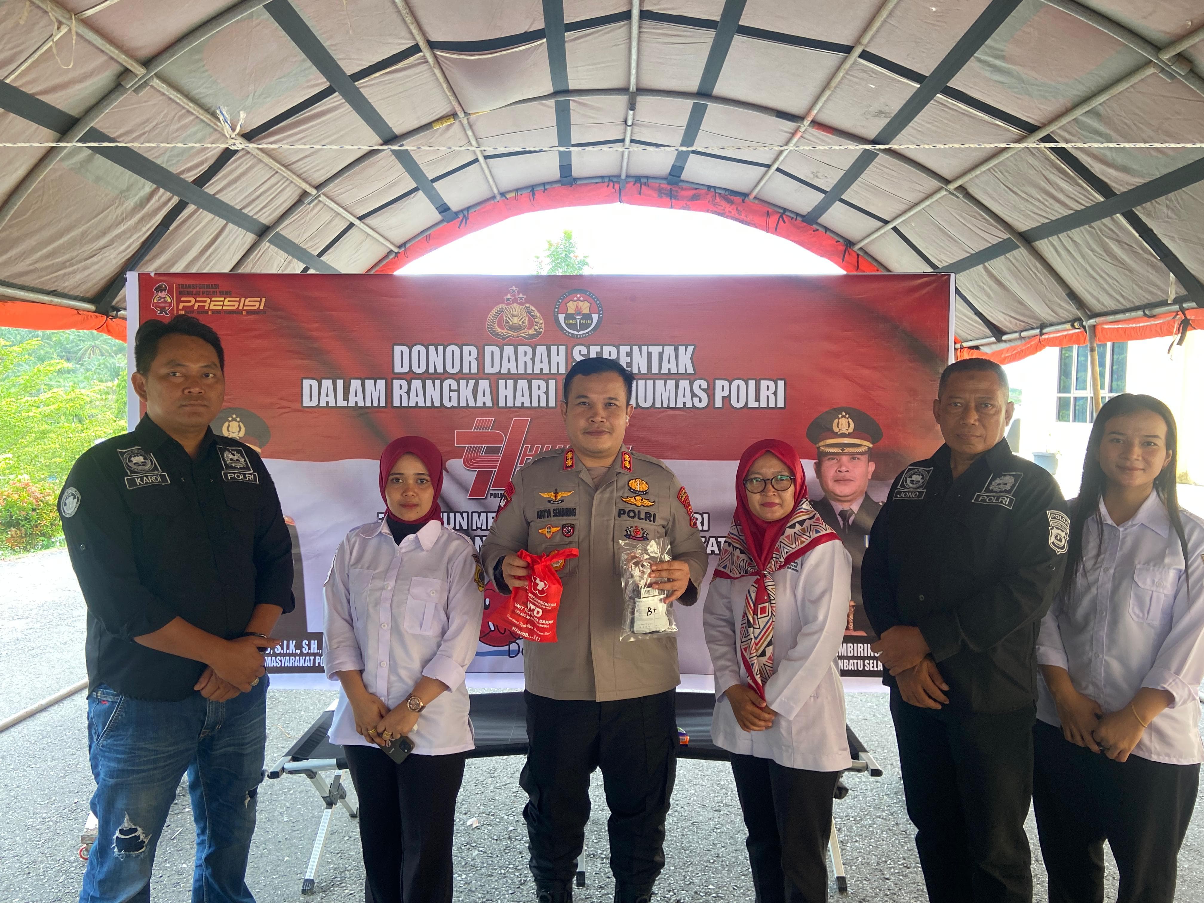 Kapolres Labusel AKBP Aditya S.P.Sembiring Muham S.I.K foto bersama petugas medis donor darah. (KHAIRUDDIN/SUMUT POS)