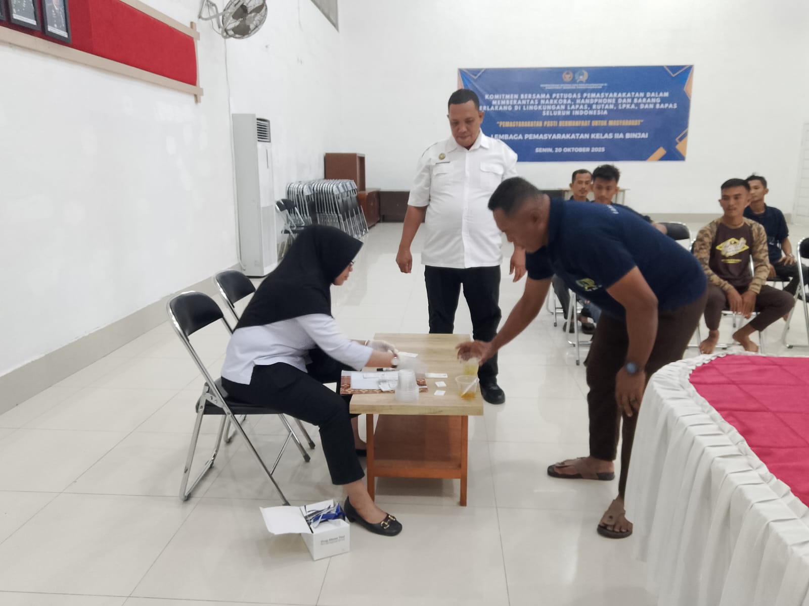 Tes urine dadakan wargabinaan khusus tamping Lapas Binjai. (Istimewa/Sumut Pos)