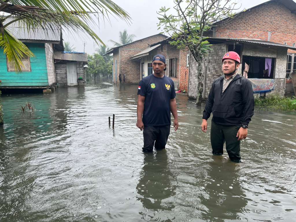 Hujan seharian mengguyur Kota Medan sekitarnya, membuat sejumlah wilayah di Kelurahan Martubung tergenang banjir. (ISTIMEWA/SUMUT POS)