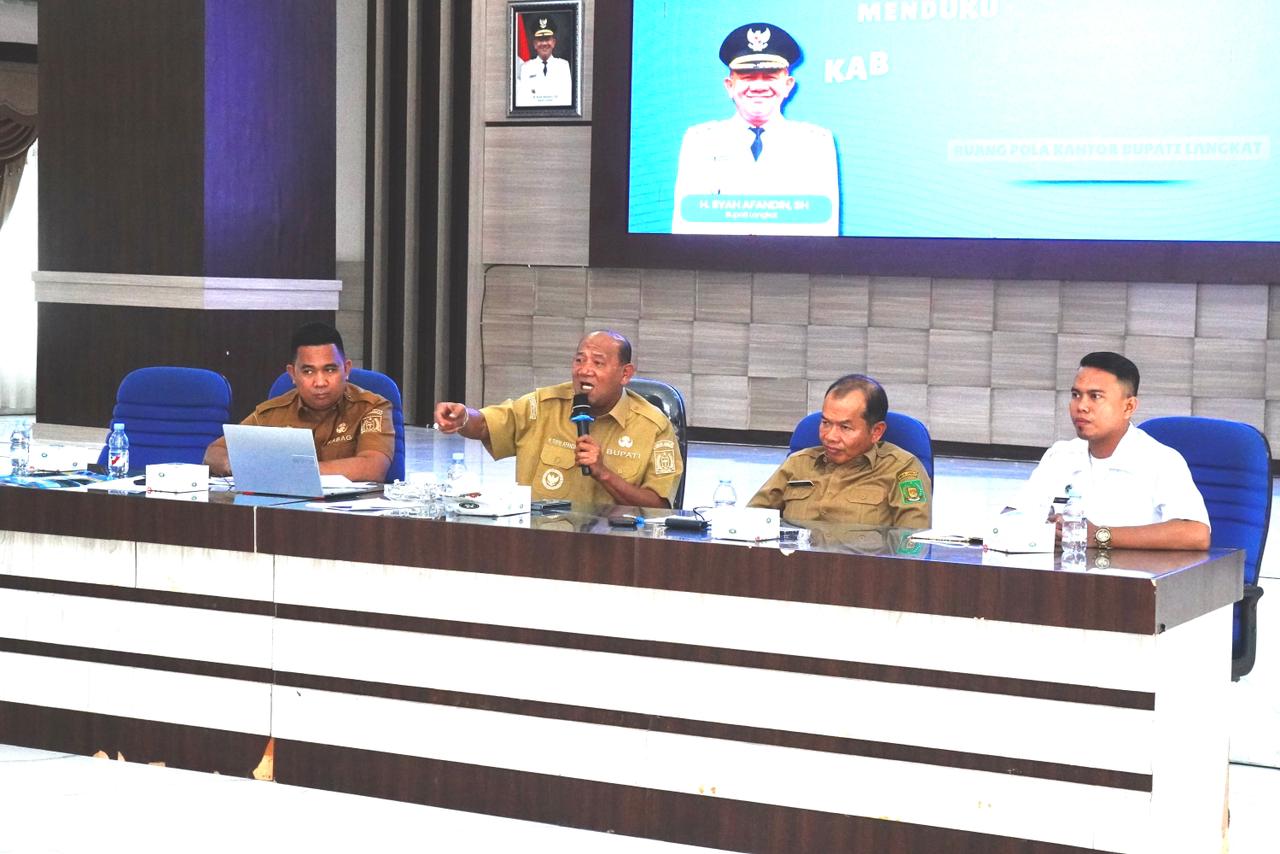 Bupati Langkat, Syah Afandin (dua dari kiri) saat memimpin Rakoor Program MBG. (Diskominfo Langkat/Sumut Pos)