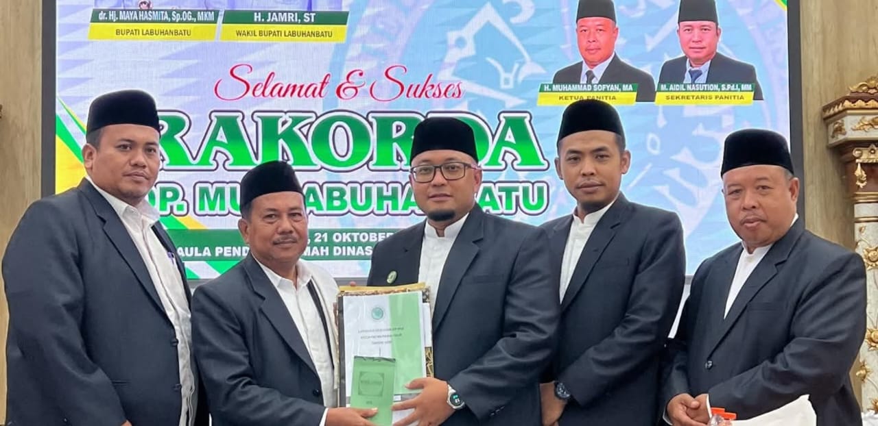 Ketua Umum MUI Labuhanbatu menyerahkan rekomendasi hasil Rakorda 2025 (FAJAR/SUMUT POS)
