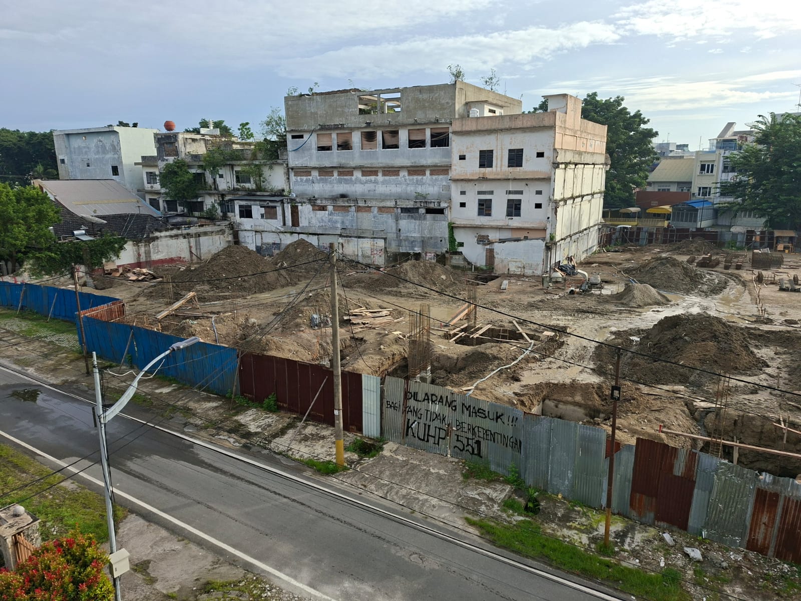 Proyek pembangunan berstruktur di lahan eks Garuda Plaza Medan dikeluhkan warga. (ISTIMEWA/SUMUT POS)