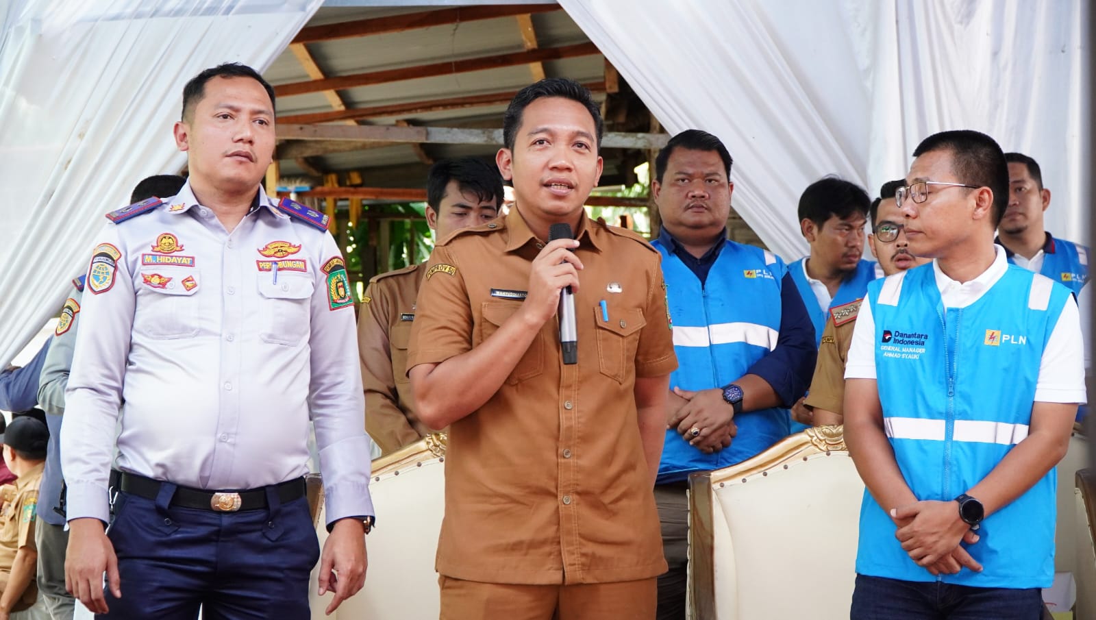 Kadis Kominfo Langkat, Wahyudiharto (tengah) saat memberi apresiasi kepada PLN atas Program LUTD. (Diskominfo Langkat/Sumut Pos)
