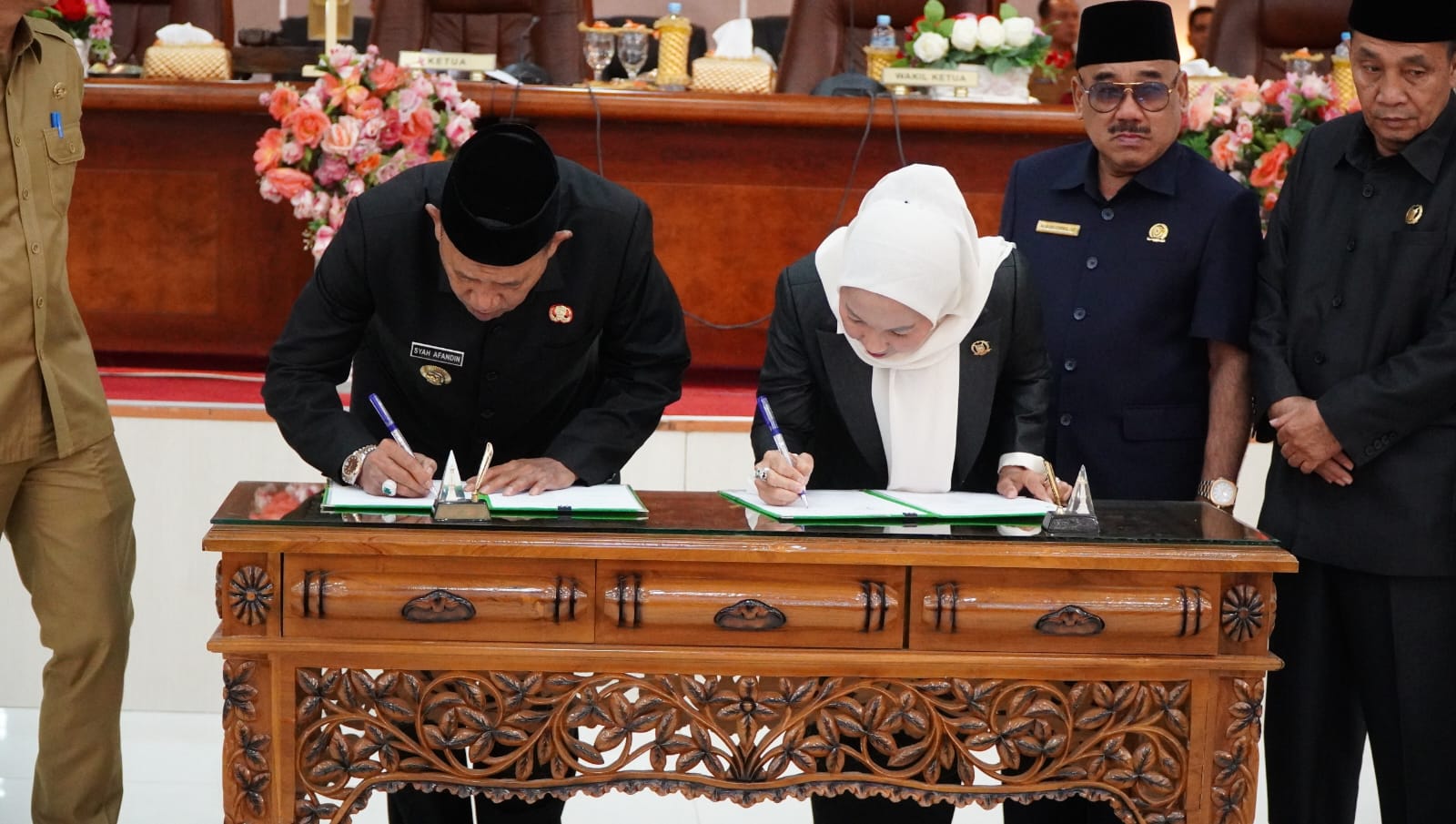 Bupati Langkat, Syah Afandin saat menandatangani pengesahan Perda Penyertaan Modal Perseroda. (Diskominfo Langkat/Sumut Pos)