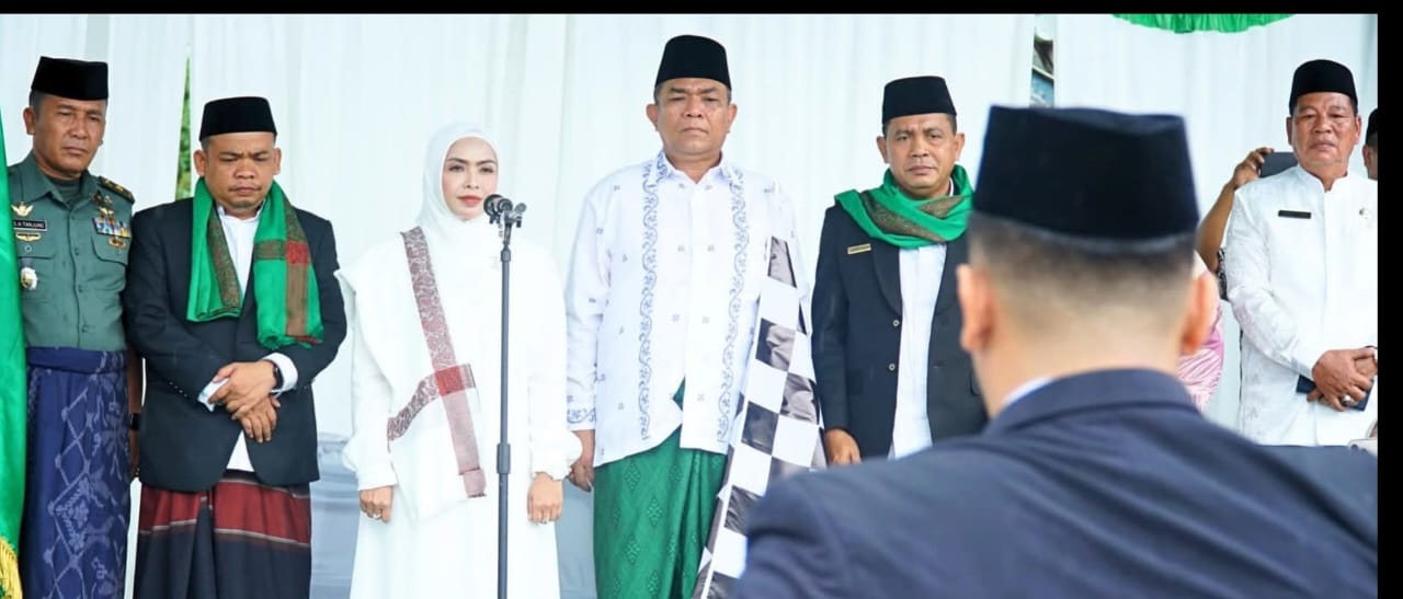 Bupati Labuhanbatu bertindak selaku inspektur upacara di peringatan Hari Santri Nasional Tahun 2025 (fajar/sumut Pos)