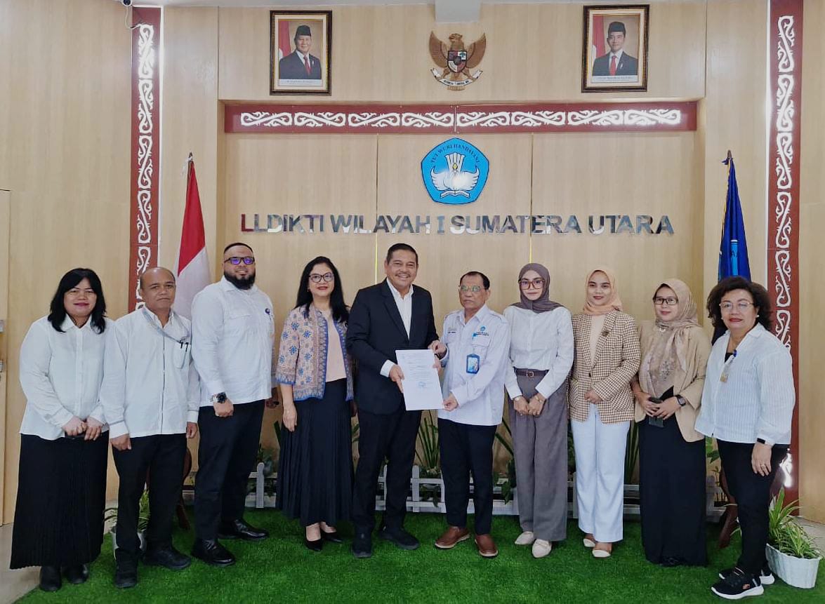 MAGISTER HUKUM: Dr Parlindungan Purba MM (5 kiri) menerima SK pembukaan program studi magister hukum dari Prof Saiful Anwar Matondang MA PhD. (Istimewa/Sumut Pos)