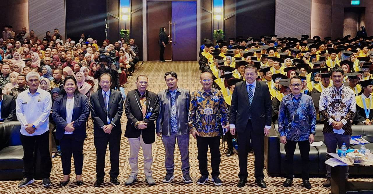 STMIK KAPUTAMA: Pembina Yayasan PTIM Dr Parlindungan MM (3 kanan) bersama undangan dan lulusan STMIK Kaputama, Rabu (22/10). (Istimewa/Sumut Pos)