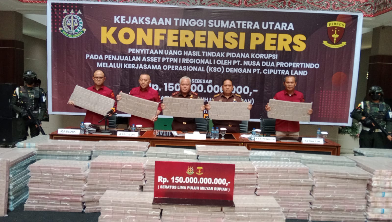 Kepala Kejati Sumut, Harli Siregar dan jajarannya menunjukkan uang sitaan terkait penjualan aset PTPN I, Rabu (22/10). (AGUSMAN/SUMUT POS)