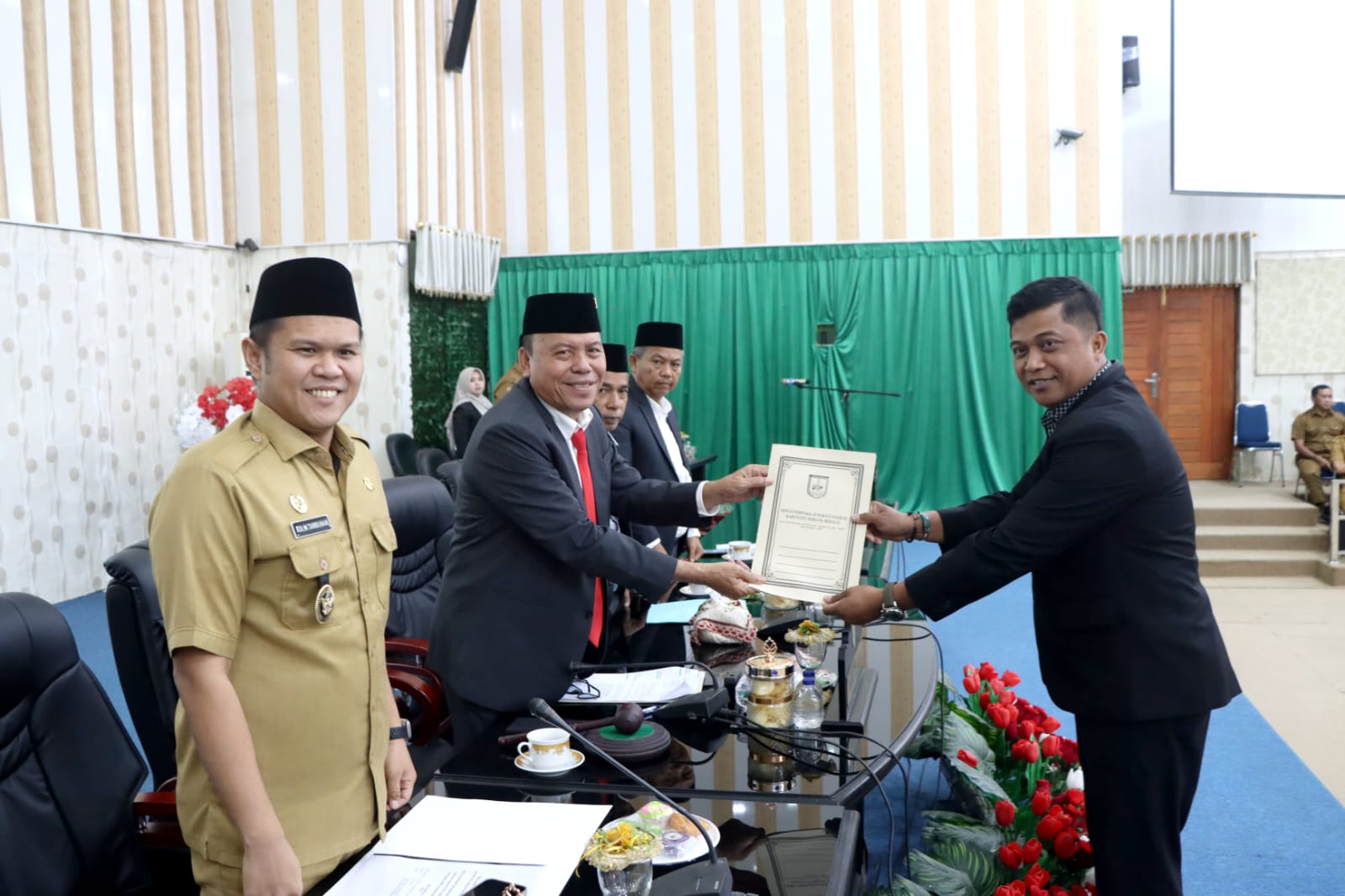 Ketua Bapemperda DPRD Sergai, Hari Ananda, menyerahkan dokumen hasil kajian Bapemperda tentang Ranperda Pengelolaan Sampah kepada pimpinan dewan, disaksikan Wakil Bupati Serdang Bedagai Adlin Tambunan