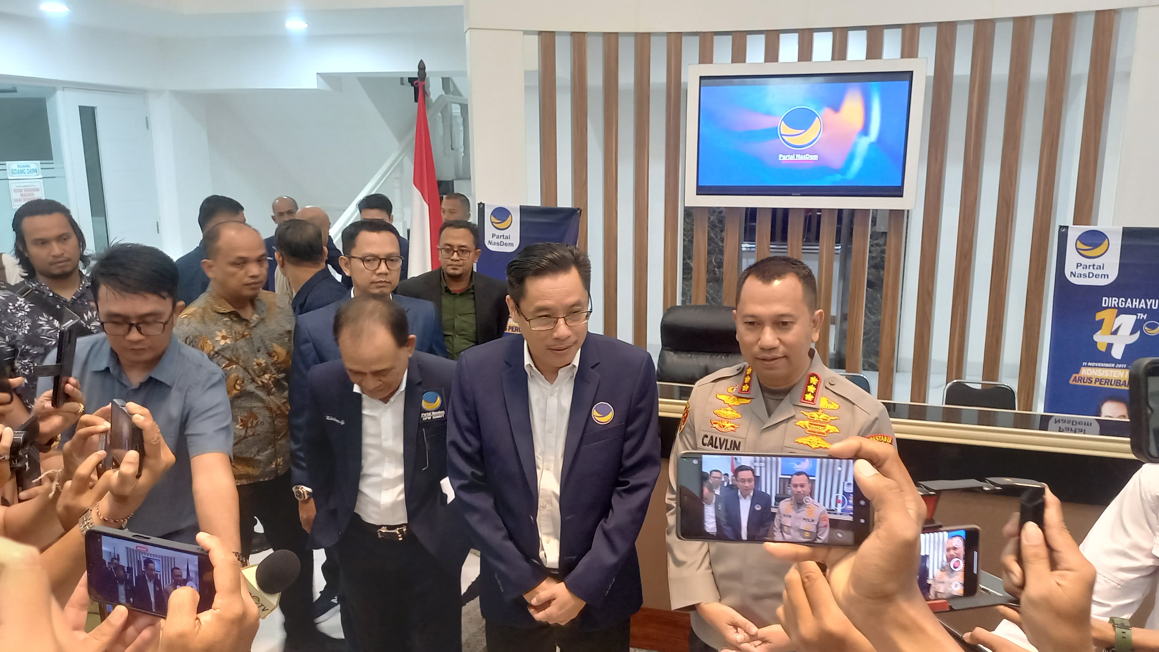 Kapolrestabes Medan, Kombes Pol Jean Calvijn Simanjuntak dan Ketua DPW Nasdem Sumut, Iskandar ST menyampaikan keterangan terkait insiden salah tangkap, di Kantor DPW Nasdem Sumut, Kamis (23/10).