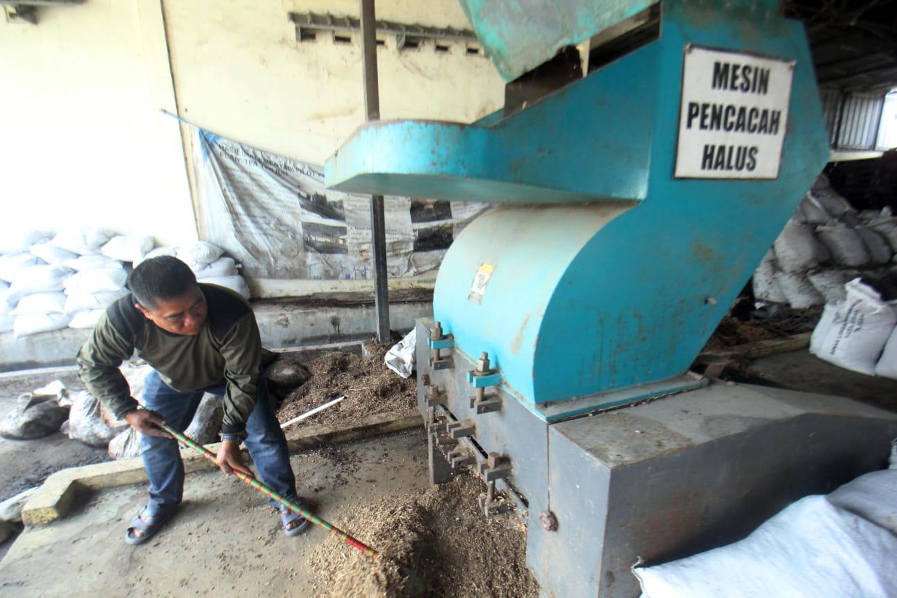 OLAH SAMPAH: Koordinator Bagian Pengawas DLH Kota Medan Sugianto, saat mengolah sampah menjadi Bahan Bakan Jumputan Padat (BBJP). (Foto: Triadi Wibowo-fotografer Sumut Pos)