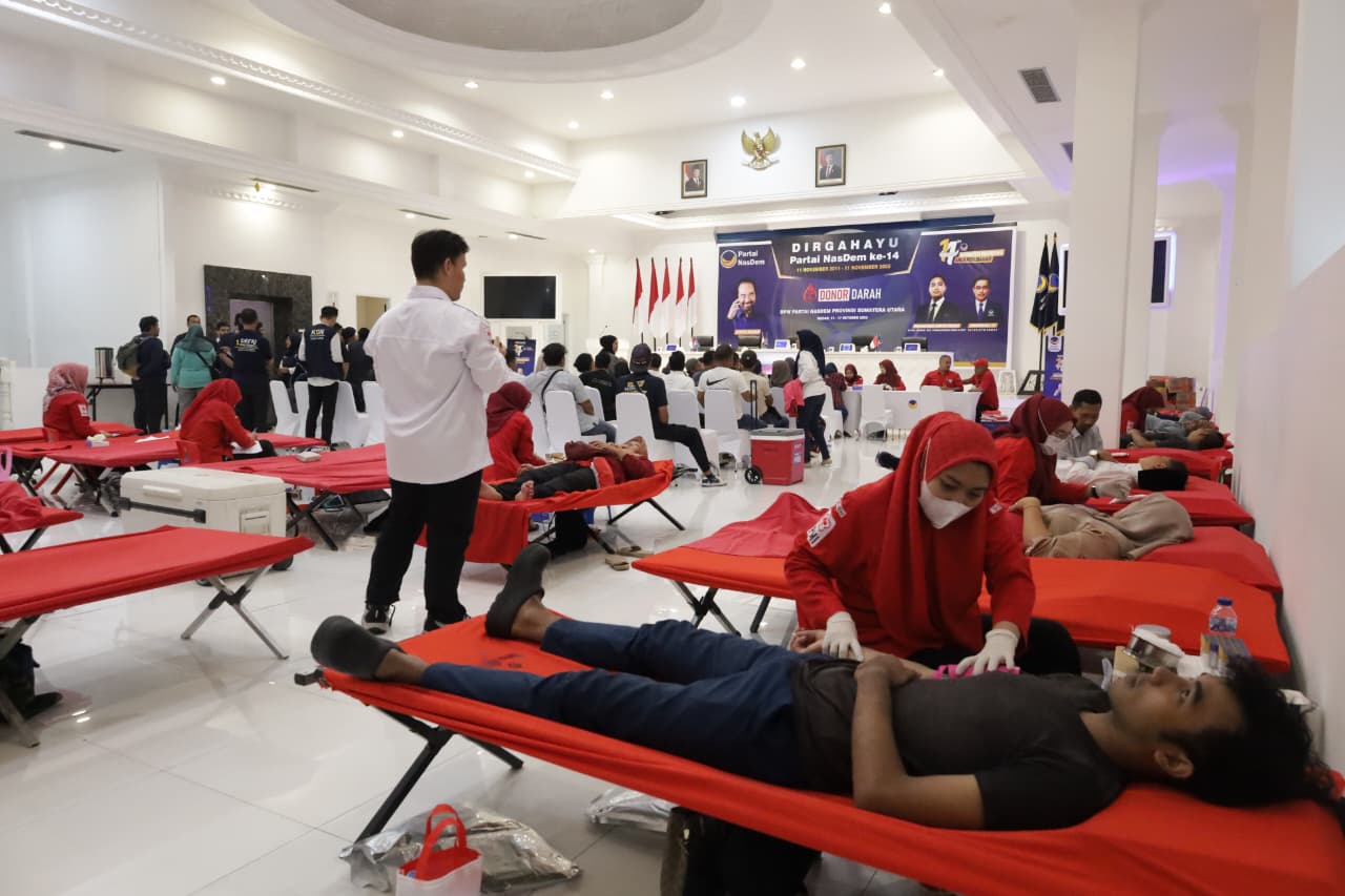 Donor darah yang merupakan rangkaian kegiatan baksos DPW Partai NasDem Sumut. (Istimewa/Sumut Pos)