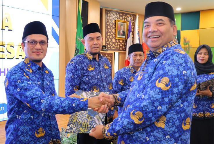 GURU BESAR: Prof Dr Arifinsyah MAg (kiri) menerima SK Guru Besar dari Prof Dr Azhari Akmal Tarigan MAg. (Istimewa/Sumut Pos)