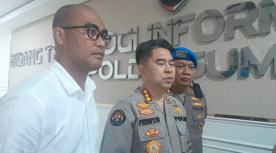 Kabid Humas Polda Sumut, Kombes Pol Ferry Walintukan didampingi Direktur Reserse Narkoba Polda Sumut, Kombes Pol Andi Arisandi dan Kabid Propam Polda Sumut, Kombes Pol Julihan.