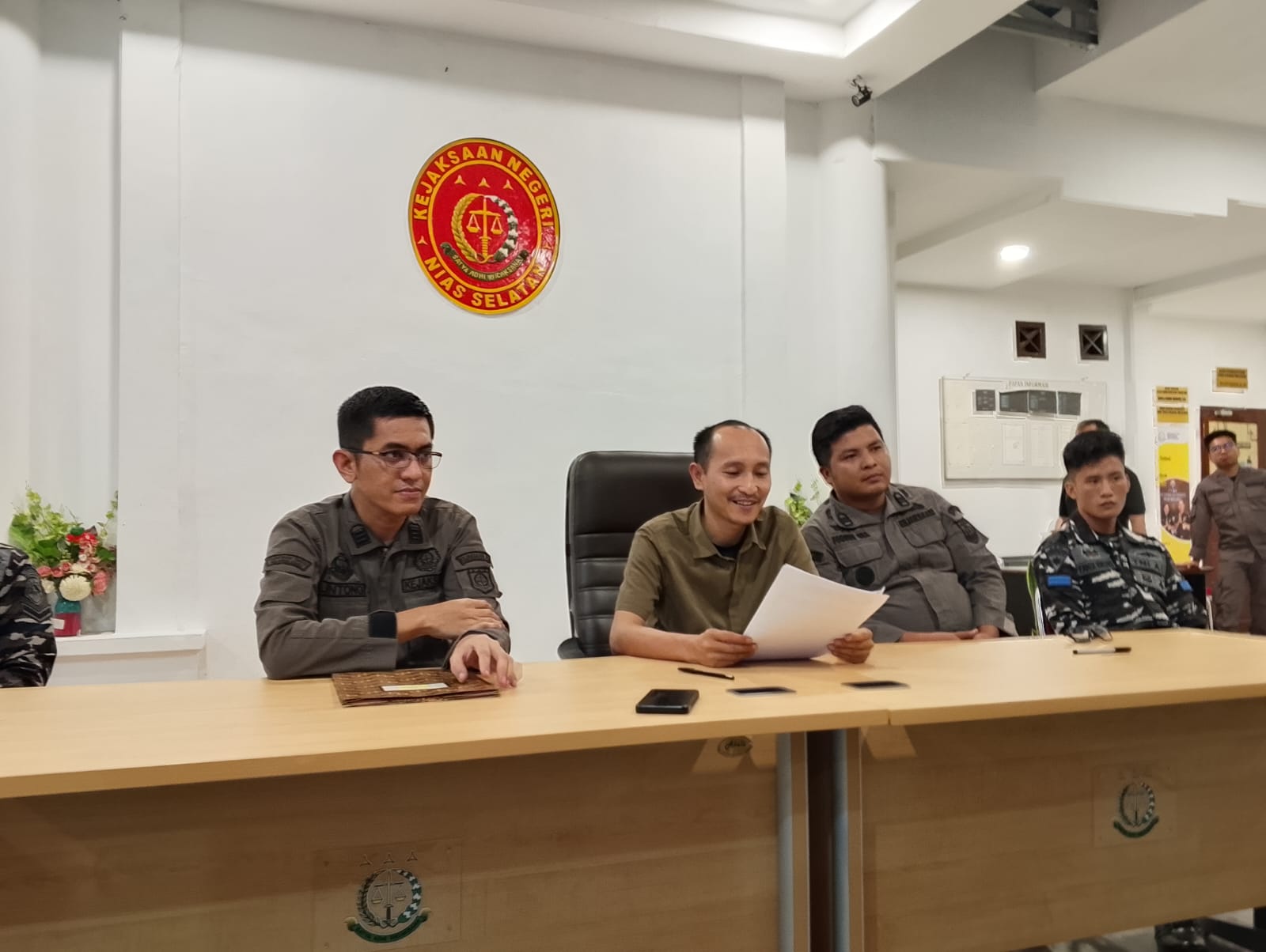 Kepala Seksi Intelijen Kejari Nisel, Alex Bill Mando Daeli, SH didampingi Kasi Pidsus saat press release penetapan tersangka eks Kadis PUPR Kabupaten Nias Selatan berinial EL. (EURISMAN/SUMUT POS)