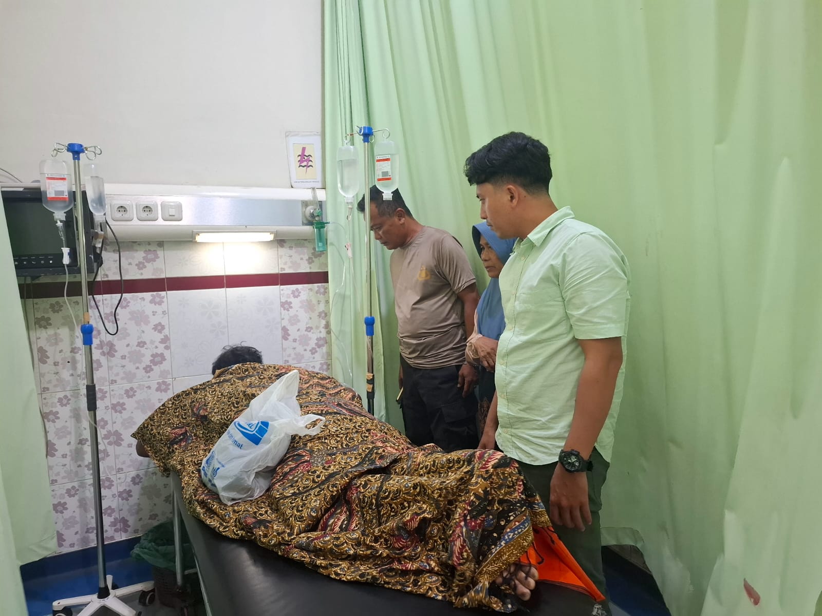 Korban bacok centeng sawit mendapat perawatan medis di rumah sakit. (FAJAR/SUMUT POS)