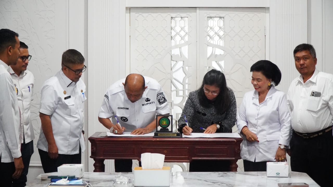 Bupati Langkat, Syah Afandin saat melakukan penandatanganan kerjasama (MoU) bidang pendidikan dan lingkungan. (Diskominfo Langkat/Sumut Pos)
