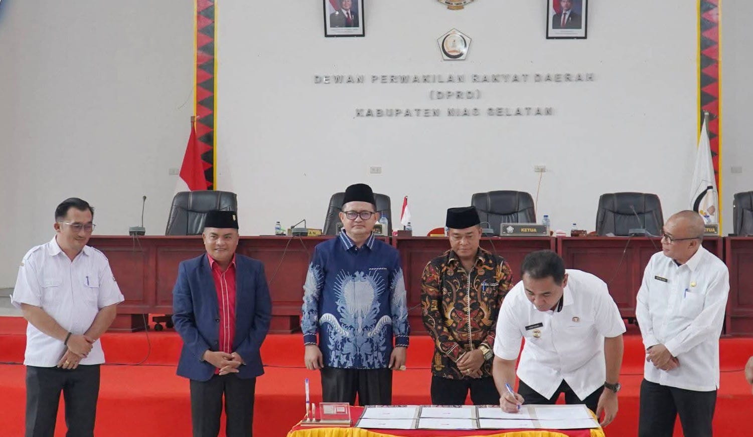 &lrm;Penandatanganan : Wabup Nisel, Ir. Yusuf Nache, ST,.MM dan pimpinan DPRD saat menandatangani berita acara penetapan KUA-PPAS 2026. (EURISMAN/SUMUT POS)