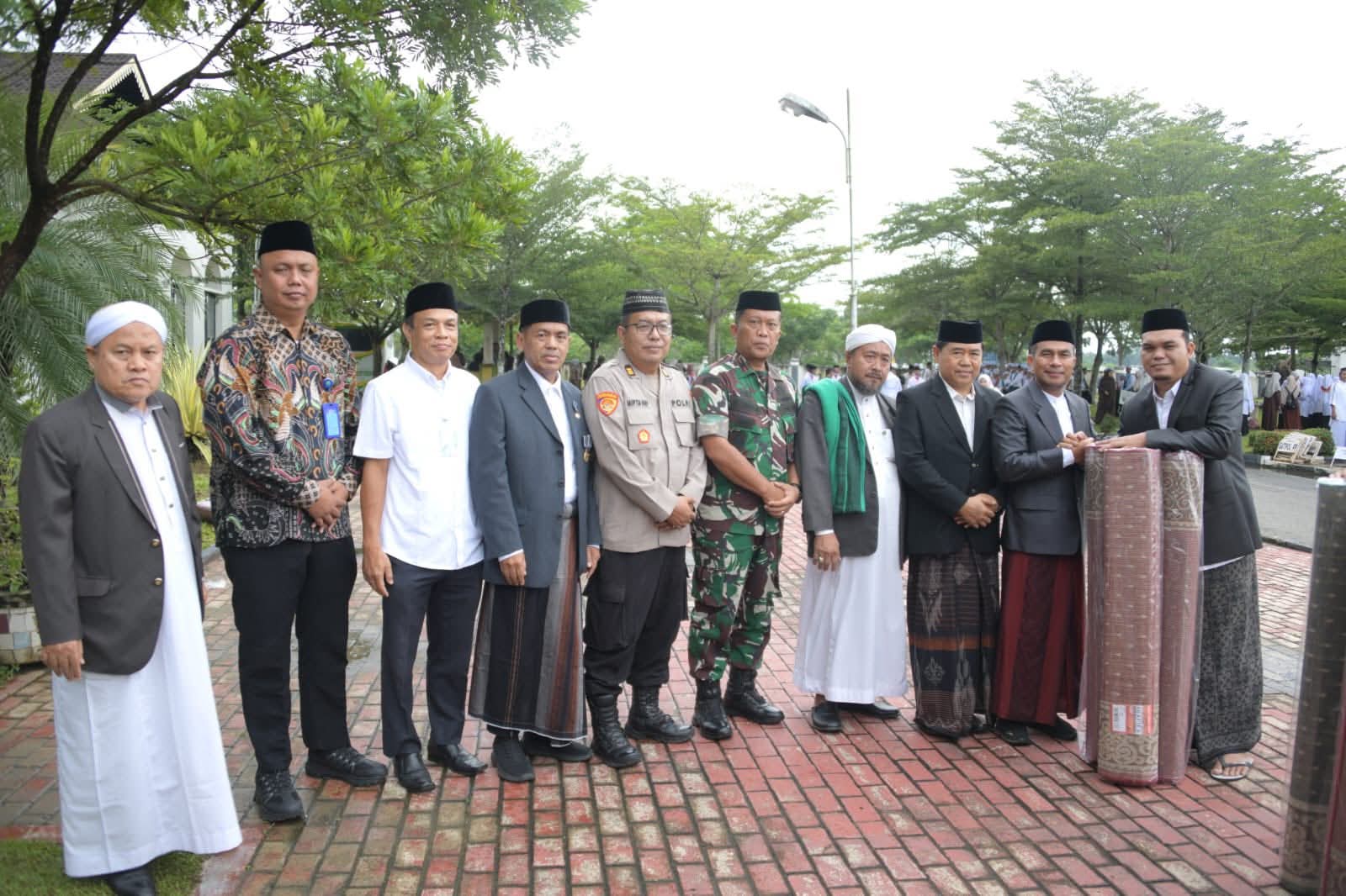 HARI SANTRI : Pemerintah Kabupaten Labuhanbatu Utara (Labura) menggelar Upacara Peringatan Hari Santri Tahun 2025 pada Rabu (22/25) di halaman Kantor Bupati kabupaten Labura.