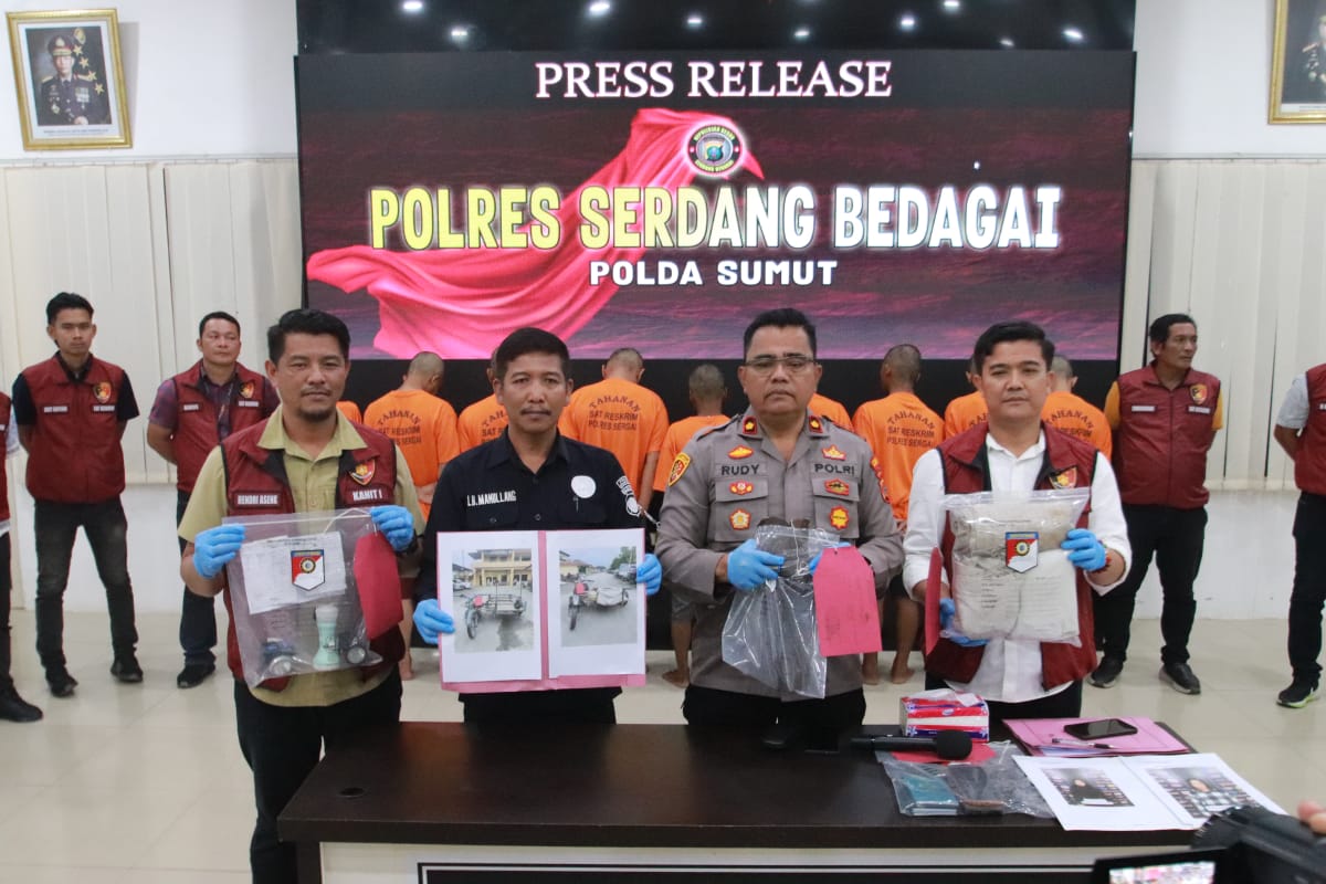 Wakapolres Serdang Bedagai Kompol Rudy Candra bersama jajaran Sat Reskrim menunjukkan barang bukti hasil ungkap kasus TPPO saat konferensi pers di Mapolres Sergai. (FADLY/SUMUT POS)