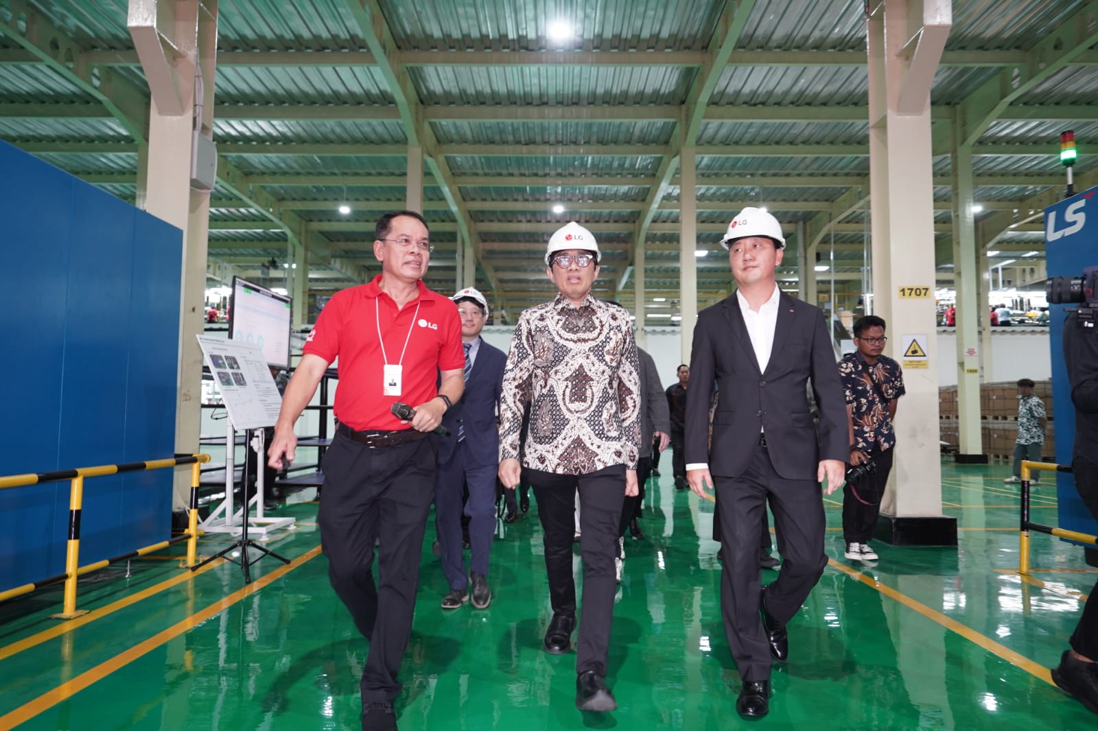 KUNJUNG: Manajemen LG Electronics Indonesia saat berkunjung ke pabrik di Bekasi, Jawa Barat, Indonesia. (Dok: LG)