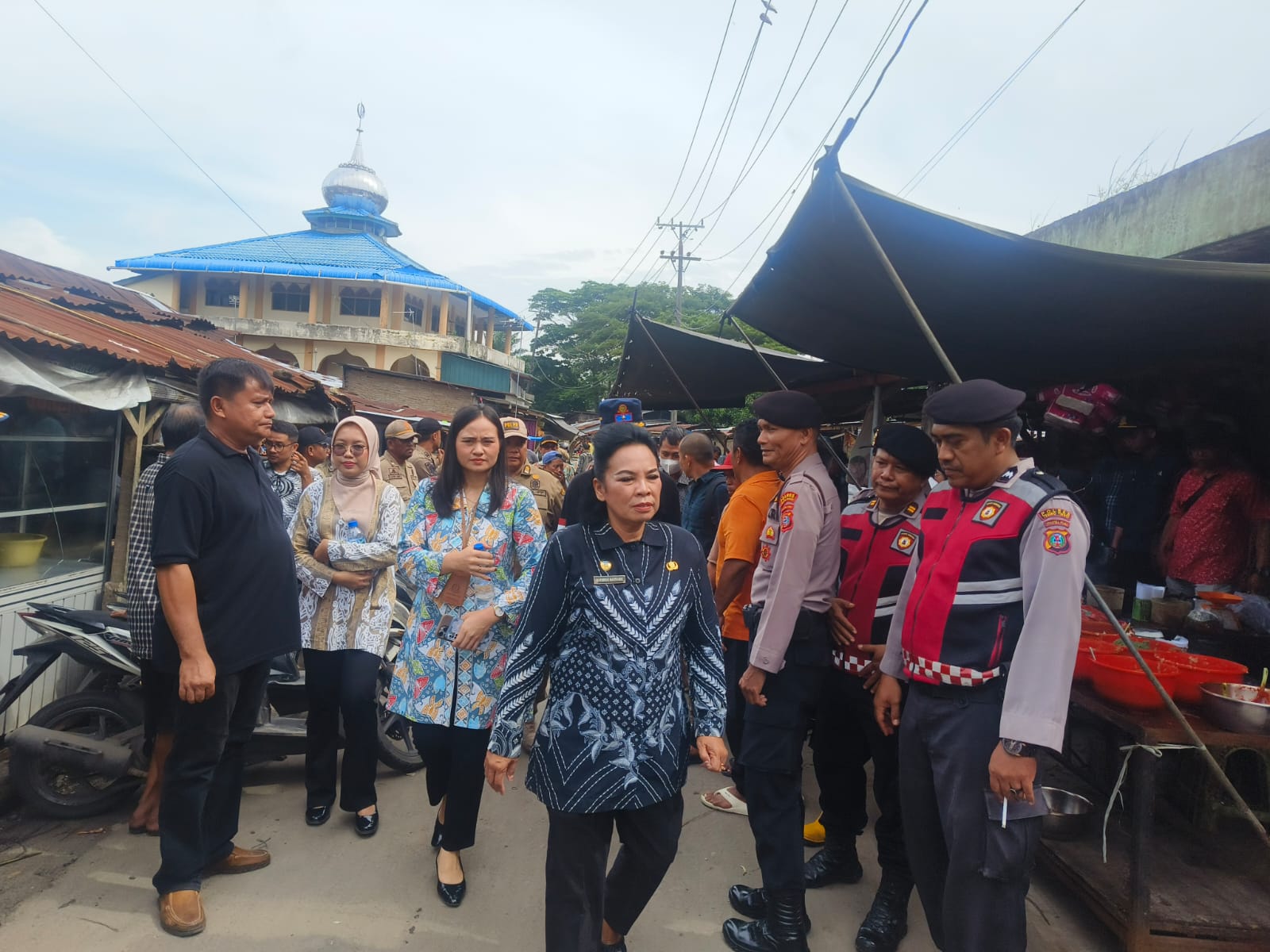 Kadis Perdagangan Kota Tebingtinggi, Marimbun Marpaung, bersama sejumlah pejabat OPD dan unsur Forkopimda meninjau langsung proses relokasi pedagang Pasar Inpres,.