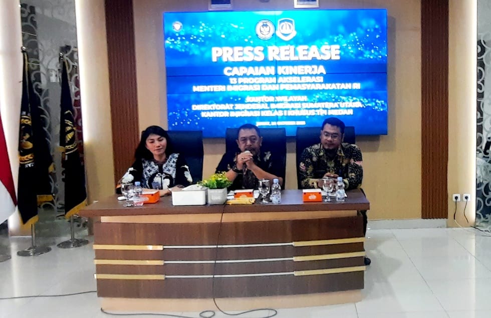 CAPAIAN: Kepala Kantor Imigrasi Kelas I Khusus TPI Medan, Uray Avian (Tengah) saat menyampaikan paparan capaian kerja Imigrasi Kelas I Khusus TPI Medan, Jumat (24/10/2025). (Dok: Juli Rambe/Sumut Pos)