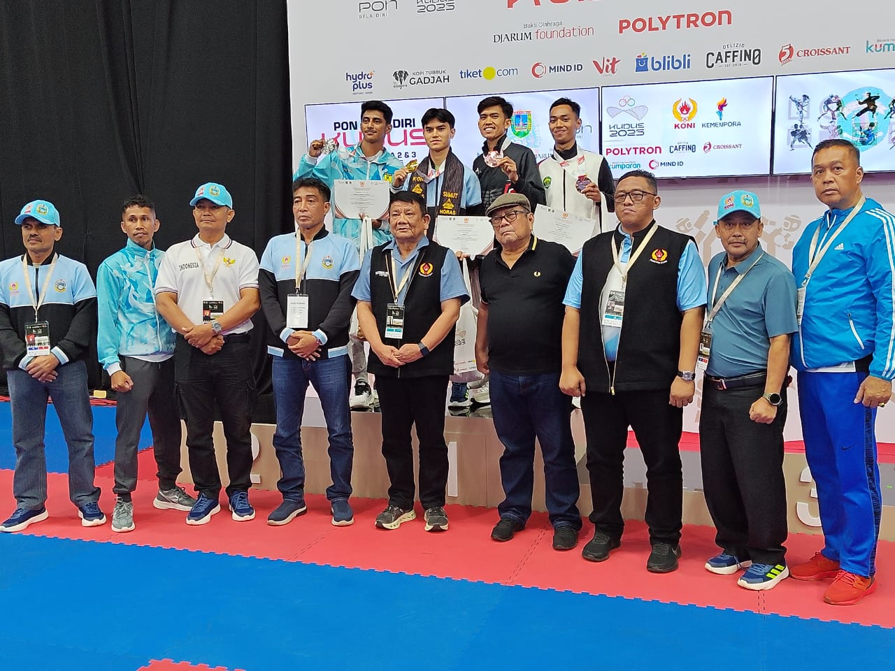 EMAS: Karateka Sumut, Rizky Lawyer (dua kiri belakang) bersama Ketua Umum KONI Sumut Hatunggal Siregar dan jajaran pengurus dan Sekum FORKI Sumut Zulkarnaen Purba, Jumat (24/10/2025). (Dok Pribadi)