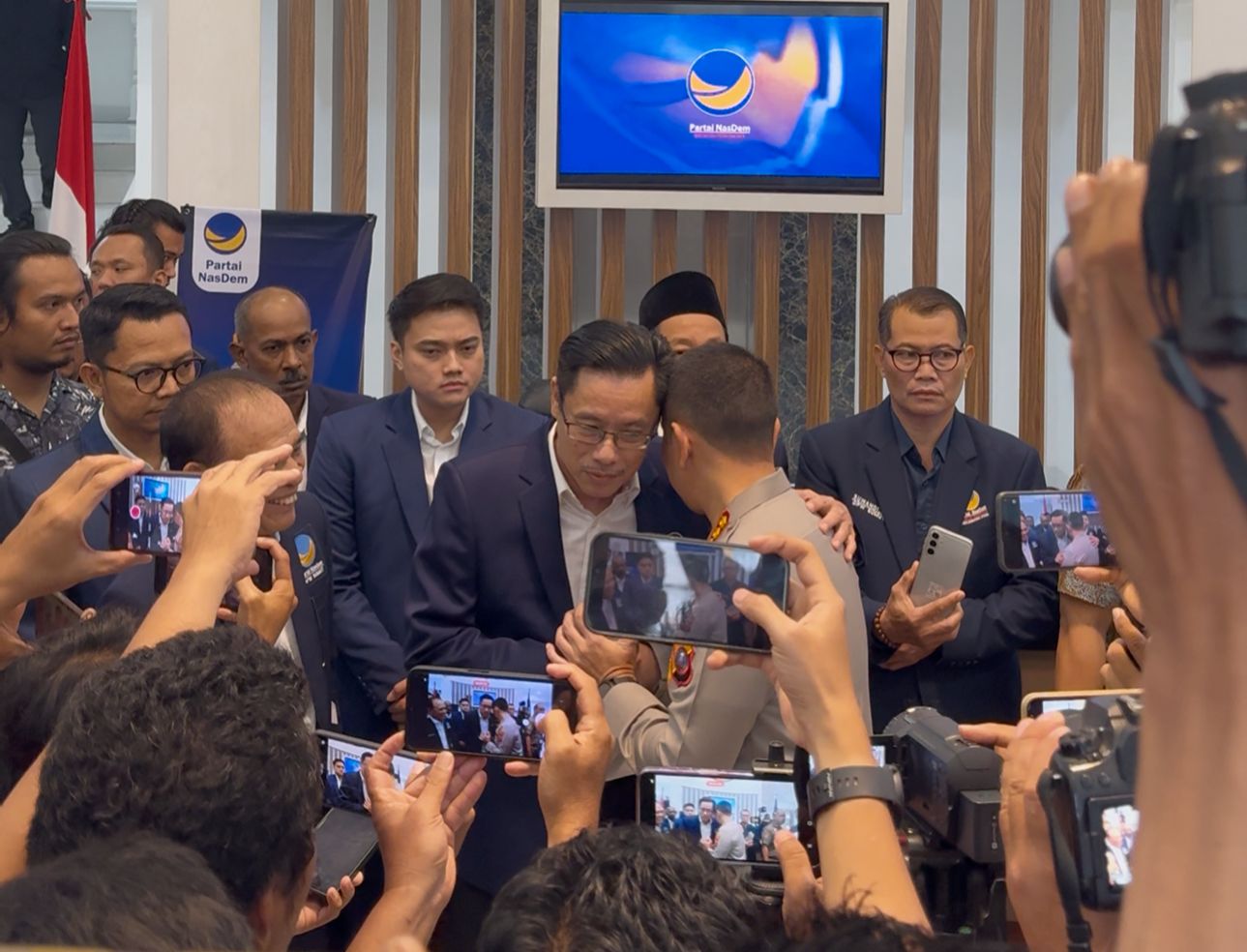 Pimpinan DPRD Sumut, Ricky Anthony saat mendampingi Ketua DPW Partai Nasdem Sumut, Iskandar ST saat menyambut kedatangan Kapolrestabes Medan, Kombes Jean Calvijn Simanjuntak. (Istimewa/Sumut Pos)