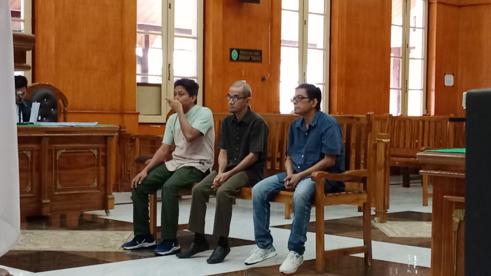 iga terdakwaa korupsi pembangunan stadion di Madina, menjalani sidang tuntutan di Pengadilan Tipikor Medan, Kamis (23/10) sore. (AGUSMAN/SUMUT POS)