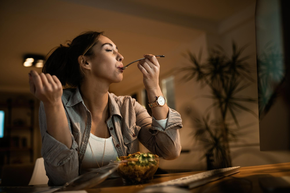 ILUSTRASI: Rahasia umur panjang dan tidur nyenyak dengan cara makan sebelum matahari terbenam. (FREEPIK)