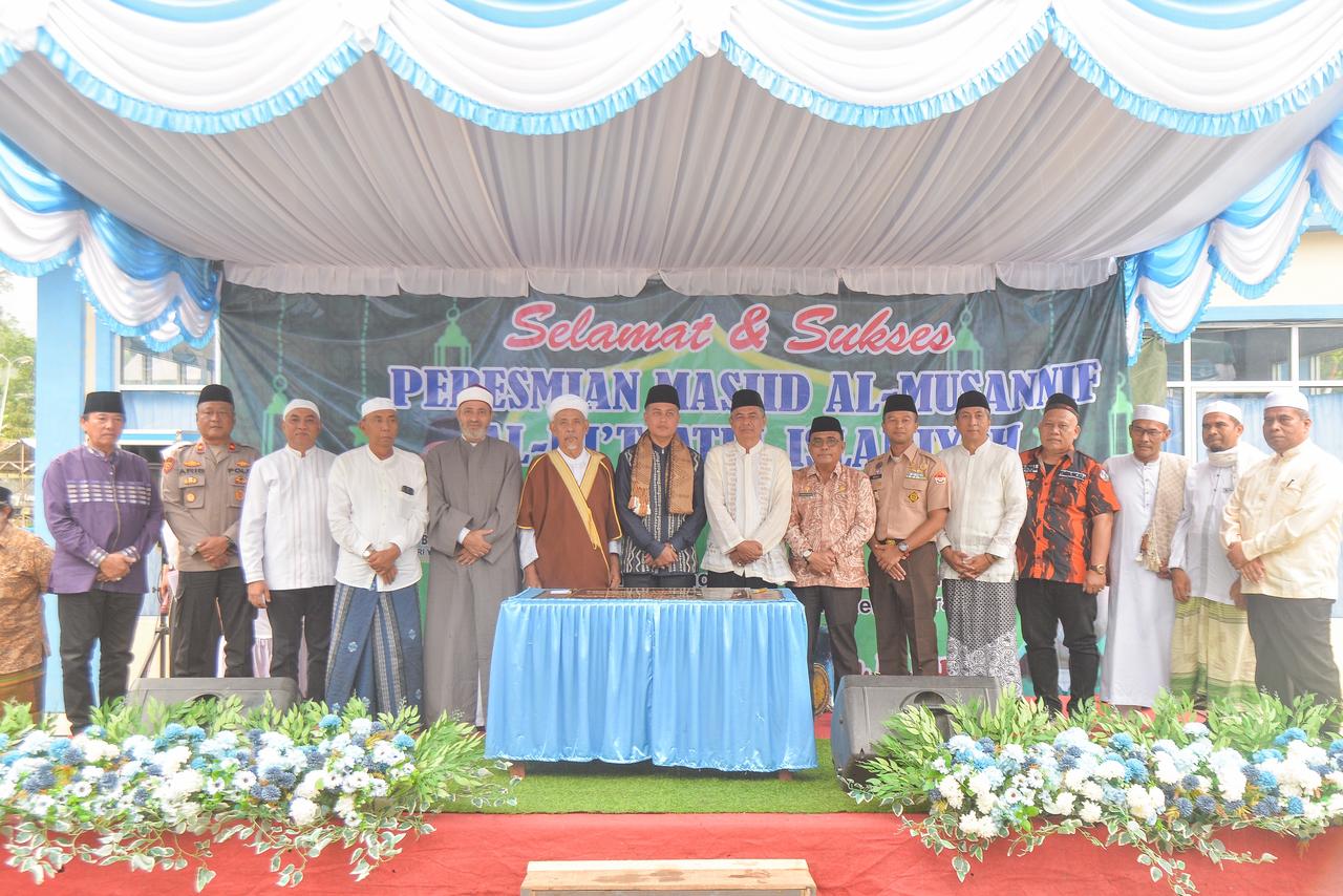 Ketua Yayasan Haji Anif (YHA), Musa Rajekshah saat meresmikan Masjid Al-Musannif Bitsatul Islamiyah di Madina. (ISTIMEWA/SUMUT POS)