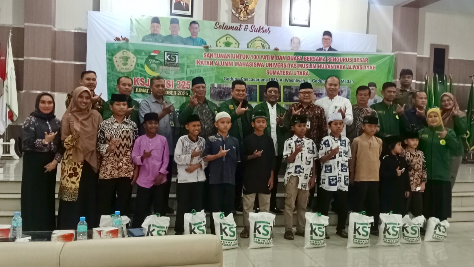 BAKTI SOSIAL: Dr H Firmansyah MSi bersama wakil rektor dan alumni UMN Al-Washliyah, pengurus KSJ dan perwakilan penerima santunan. (Deddi Mulia Purba/Sumut Pos)
