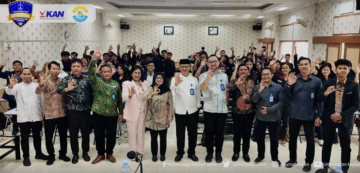 UMA: Prof Dr Dadan Ramdan MEng MSc (6 kanan) bersama sivitas akademika Fakultas Hukum UMA. (Istimewa/Sumut Pos)