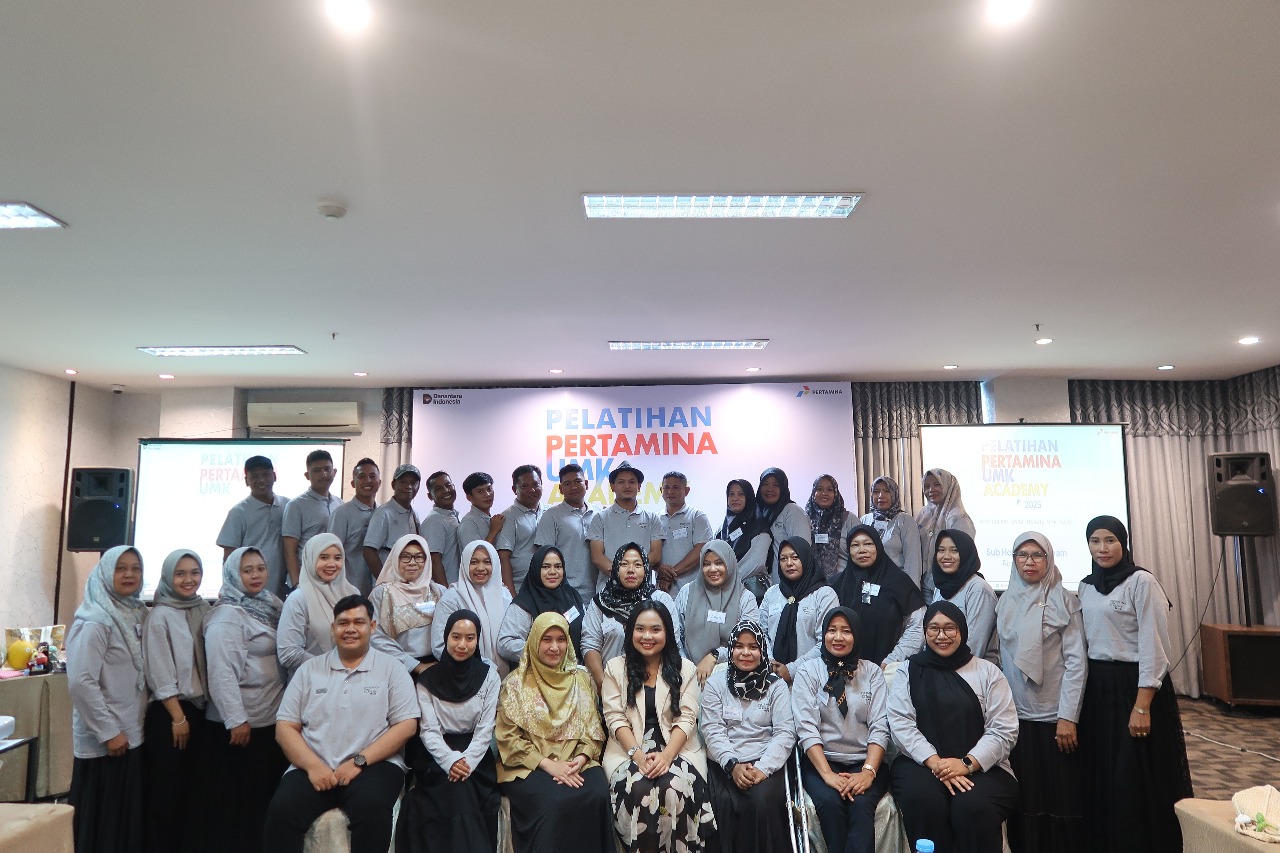 BERSAMA: Peserta pelatihan UMK Acemedy di Sumut dan sekitarnya berfoto bersama. Kegiatan ini diselenggarakan oleh PT Pertamina Region 1 Zona 1 PHE. (Dok: Pertamina/Sumut Pos)