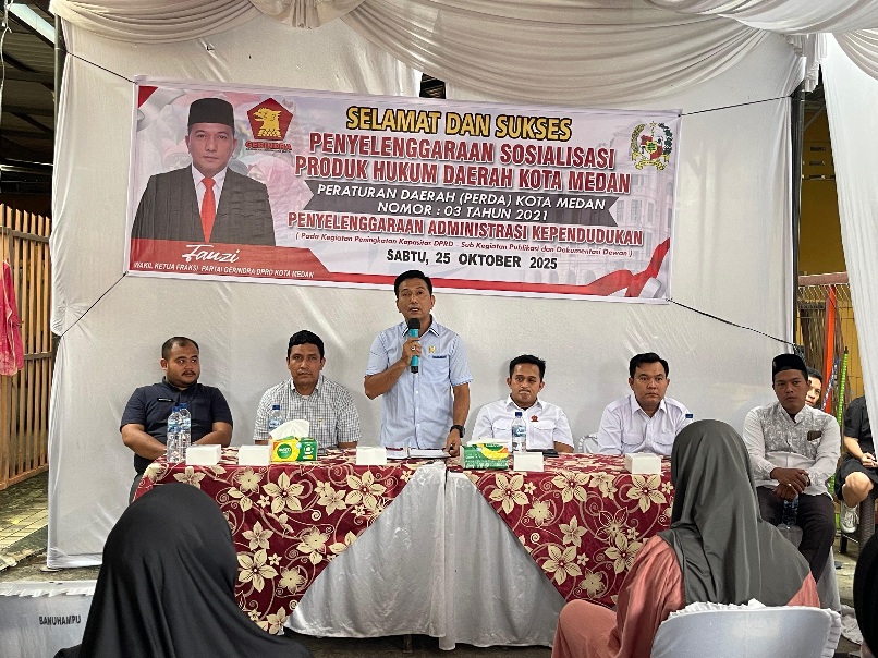 SOSPER: Anggota DPRD Medan, Fauzi saat menggelar Sosialisasi Peraturan Daerah Nomor: 3 tahun 2021 tentang Adminduk di Jalan Pancasila, Kecamatan Medan Denai, Sabtu (25/10/2025).