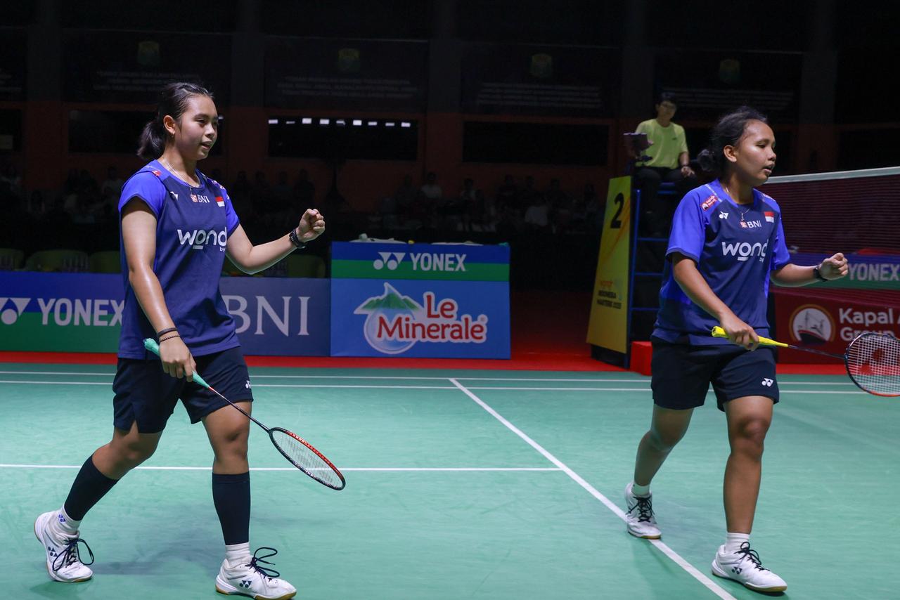 BERTEMU: Pasangan Indonesia Isyana Syahira Meida/Rinjani Kwinnara Nastine bakal bertemu seniornya Apriyani Rayahu/Siti Fadia Silva Ramadhanti di final ganda putri Indonesia Masters 2025. (Dok: PBSI)