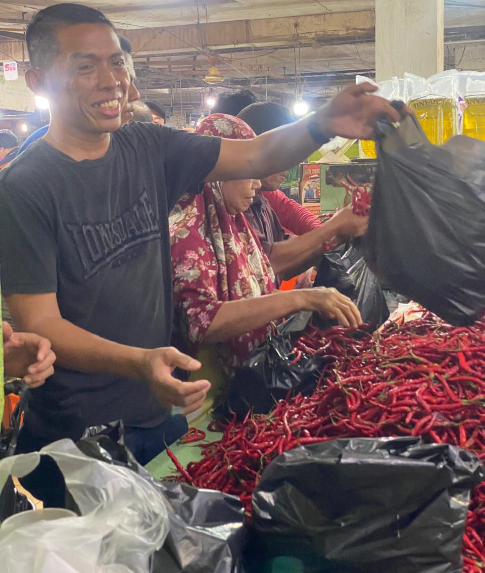 CABAI: Warga saat berbelanja cabai merah di Pasar Petisah Medan, Sabtu (25/10/2025). (Dok: istimewa for Sumut Pos)