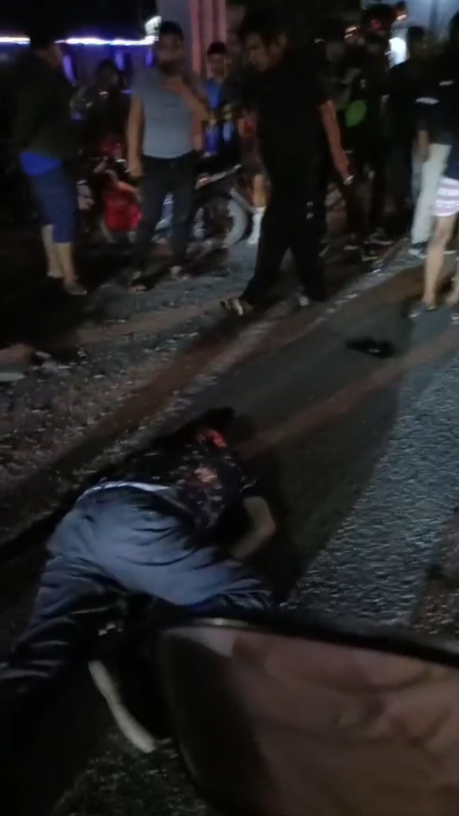 MENINGGAL: Warga jatuh dan meninggal dunia saat menghindari lobang di Jalan Lintas Sumatera, Lubukpakam, Jumat (24/10/2025).