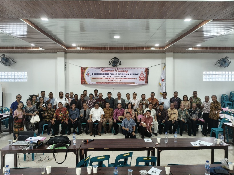 BERSAMA: Badan Pengurus Harian Parsadaan Simanjuntak Sitolu Sada Ina dohot Boruna (BPH PSSSI&B) Kota Medan dan sekitarnya berfoto bersama usai konsolidasi di Medan, Sabtu (25/10/2025).