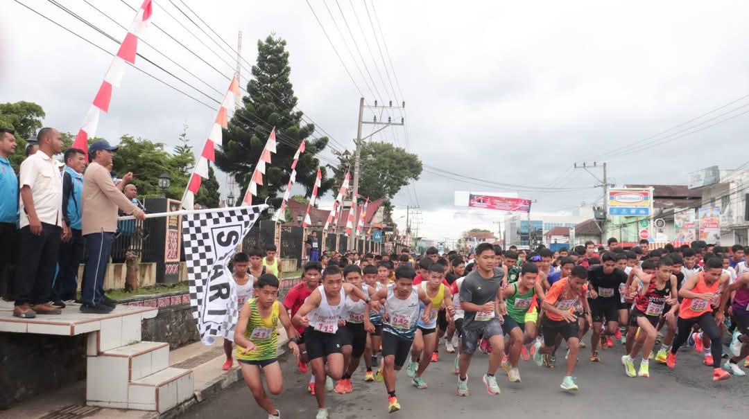 LEPAS. Wakil Bupati Dairi, Wahyu Daniel Sagala saat melepas peserta lomba lari, yang diselenggarakan oleh KONI Dairi, Sabtu (24/10/2025). (Dok: Rudy Sitanggang/Sumut Pos)
