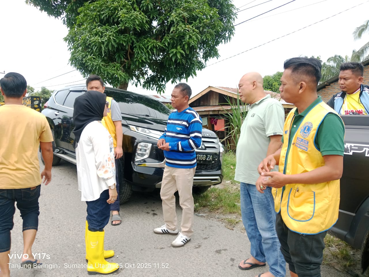 BANTUAN: Lions Club bersama Muspika Kecamatan Tanjung Beringin menyalurkan bantuan kepada warga Desa Bagan Kuala yang terdampak abrasi, Sabtu (25/10/2025). (Dok: istimewa for Sumut Pos)