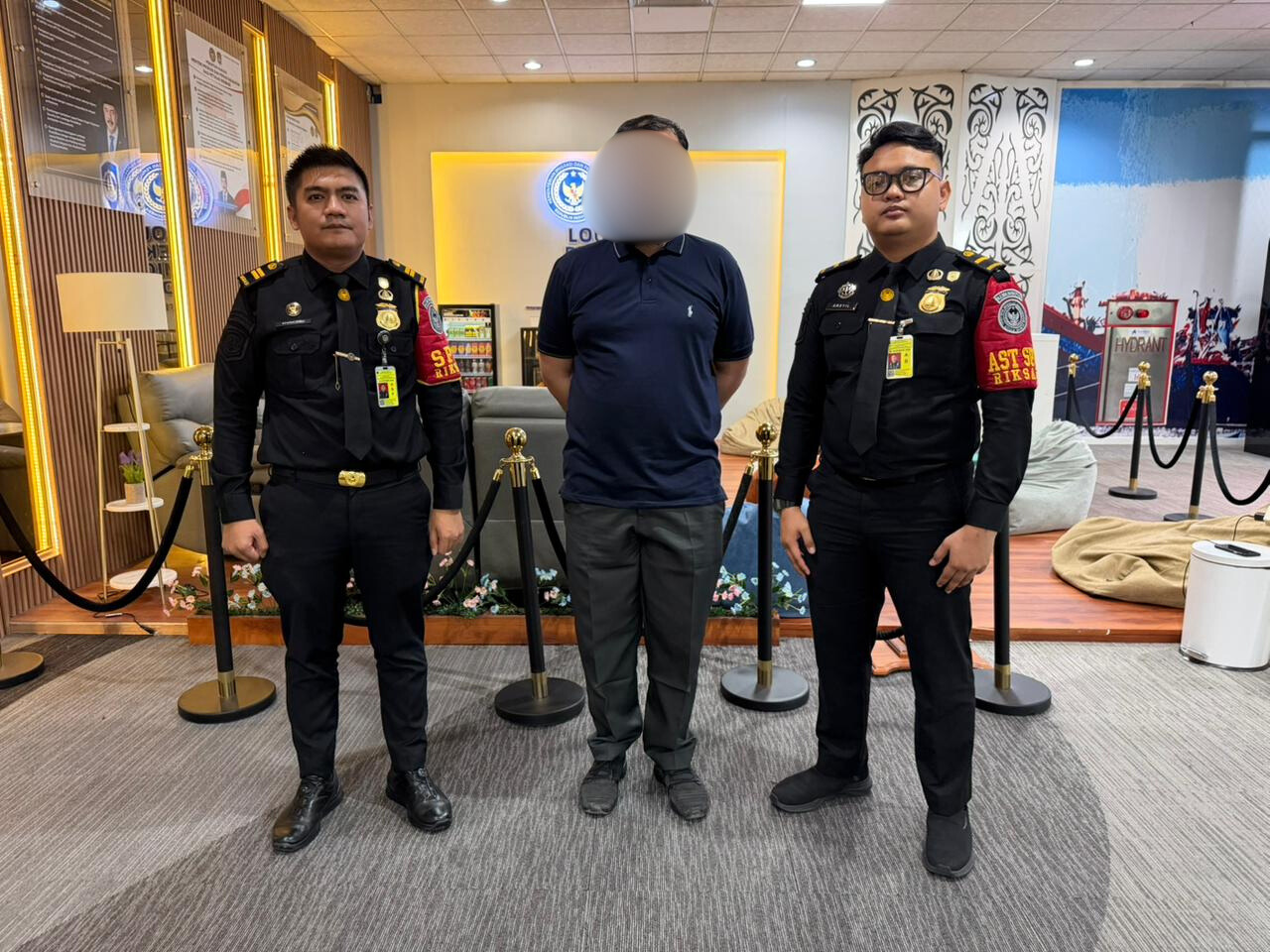 KAWAL: Petugas Imigrasi Medan di Bandara Kualanamu saat mengawal WNA asal Pakistan yang ditolak masuk Indonesia melalui KNIA. (Dok: Imigrasi Medan)