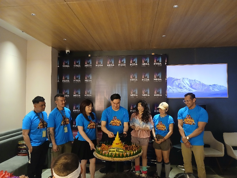 TUMPENG: Owner Mega Fitness Center, Daniel Rahmat saat memotong tumpeng saat Grand Opening Mega Fitness Center, Sabtu (25/10/2025). (Dok: Juli Ramdhani Rambe/Sumut Pos)
