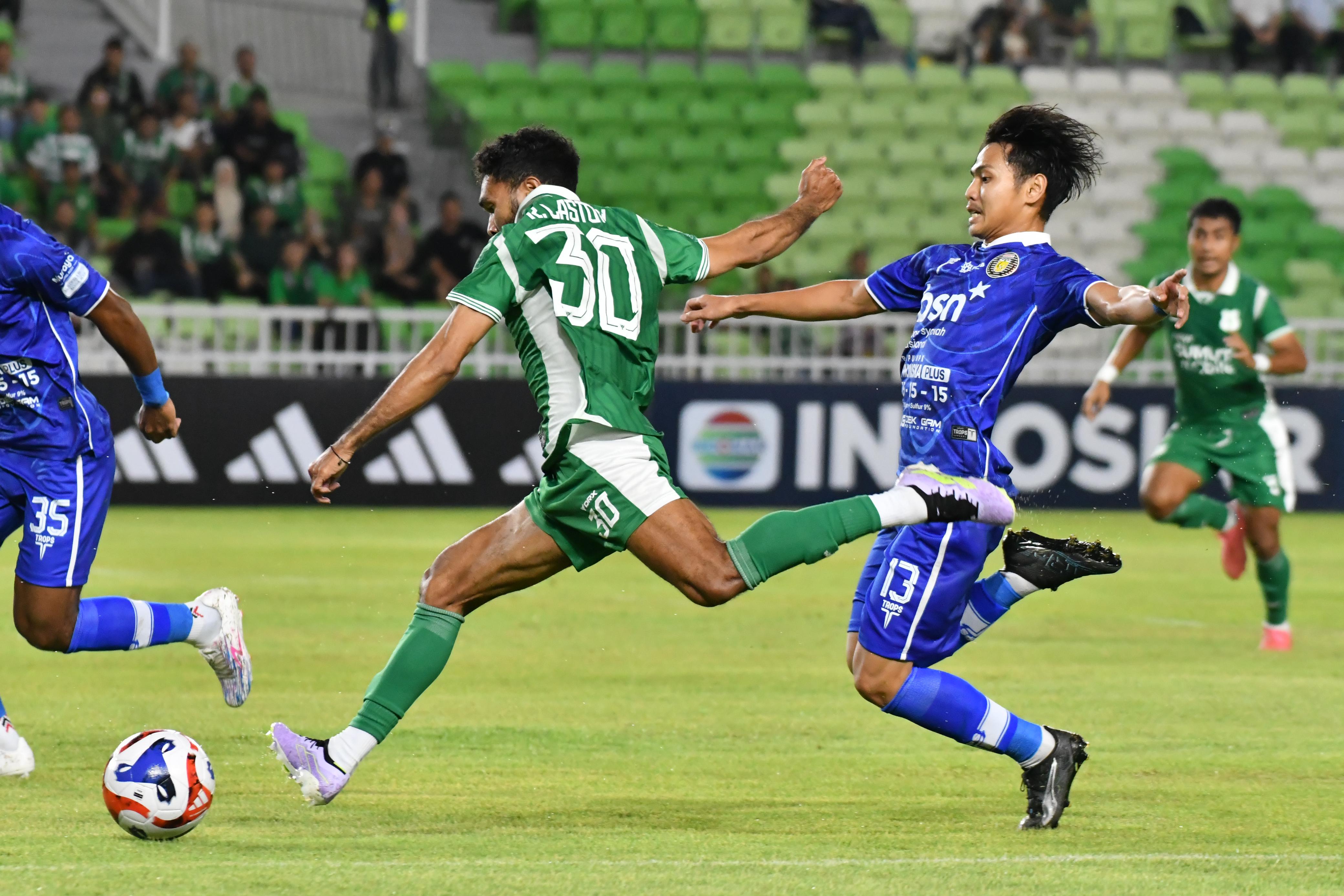 Gelandang serang PSMS Rifal Lastori berusaha melewati pemain Persiraja dalam pertandingan di Stadion Utama Sumatera Utara, Sabtu (25/10/2025). (Dok MO PSMS)