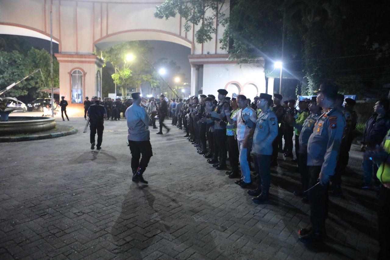 Polrestabes Medan dan jajaran saat apel KRYD di Medan Krio, Sunggal Deliserdang, Sabtu (25/10) malam. (Ist)
