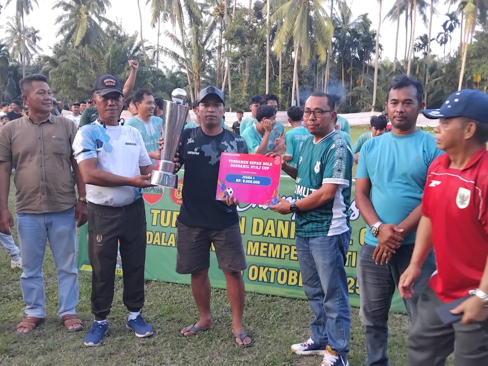 Silau Baru FC Raih Trofi Juara di Final Danramil 07/AJ Cup 2025.