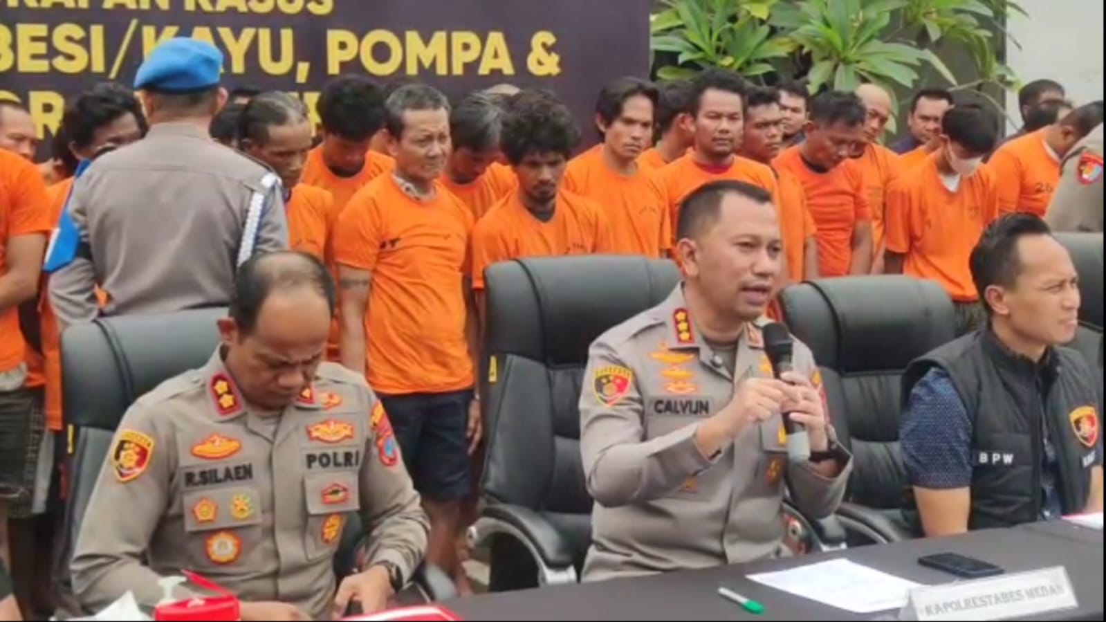 Kapolrestabes Medan, Kombes Pol Jean Calvijn Simanjuntak, memaparkan hasil pengungkapan kasus kejahatan di Medan, Sabtu (25/10). (AGUSMAN/SUMUT POS)