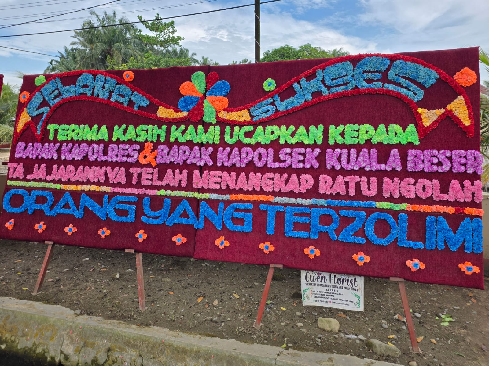 Papan bunga yang dikirim ke Polsek Kuala sebagai bentuk apresiasi tetapkan tersangka kepada Novitasari atas kasus pencurian. (Istimewa/Sumut Pos)